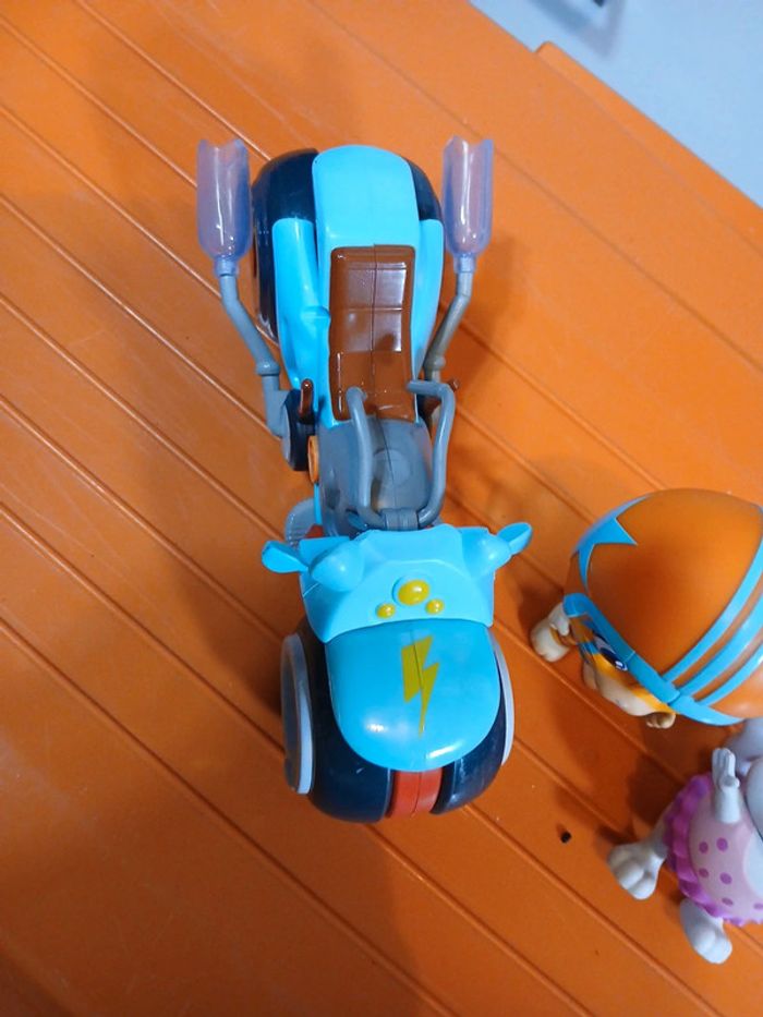 44 chats : eclair et sa moto + 1 figurine - photo numéro 3