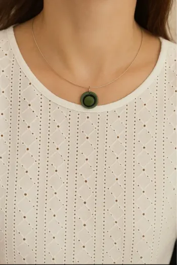 Superbe collier noir et gris pendentif rond sur fil argenté