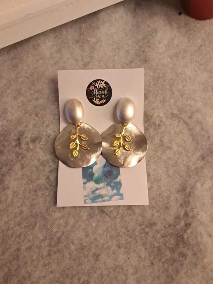 Boucles d'oreilles pendante grise et doré - photo numéro 2