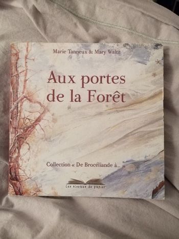 Livre Aux portes de la Forêt en bon état