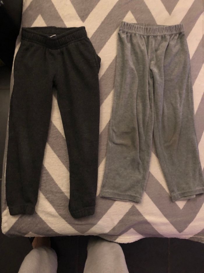Le lot de 2 pantalon taille 4 ans le pantalon gris foncer à quelques signe d’usure mes reste en bon état voir photo joint et le pantalon gris clair est en très bon état