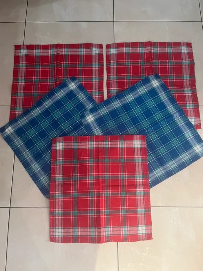 Lot cinq serviettes de table en tissu