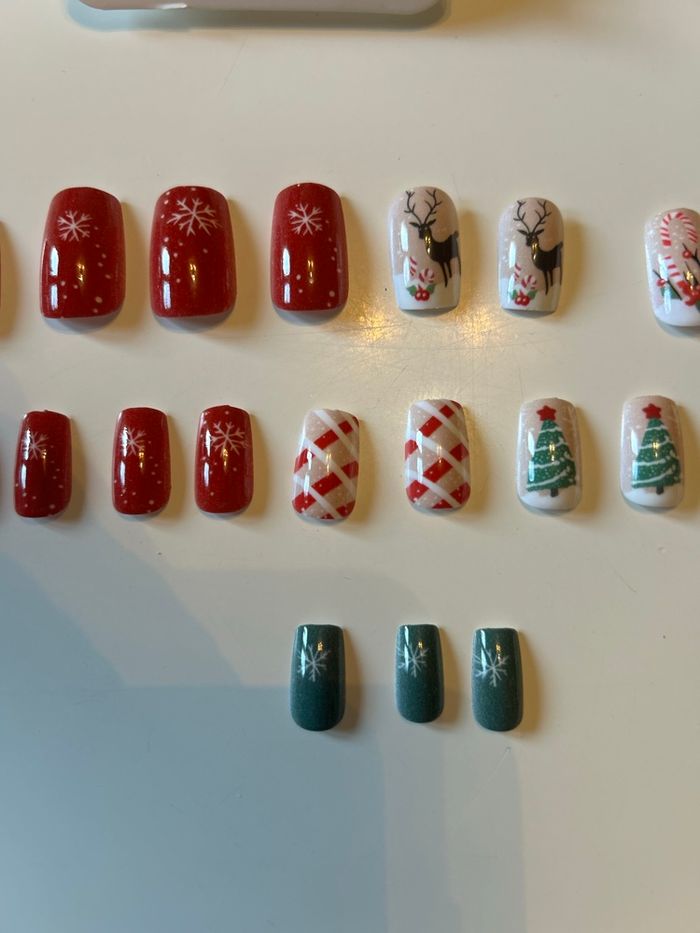 Lot 24 press on nails / faux-ongles 💅🏻 thème et motifs Noël - photo numéro 8
