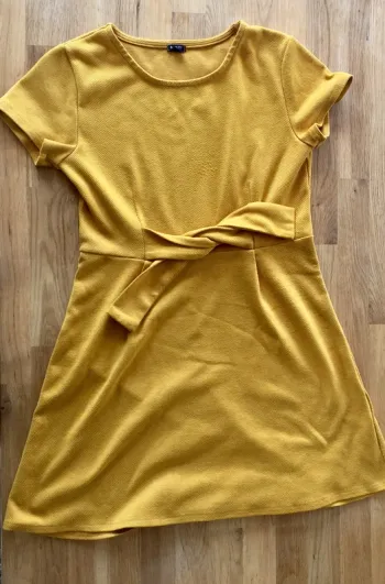 Petite robe jaune moutarde avec noeud