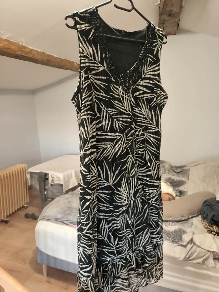 Robe noire et blanche imprimé feuillages dentelle