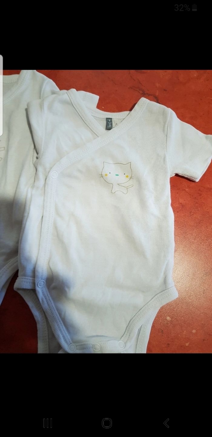 Lot de 2 bodies bébé taille 1 mois - photo numéro 2