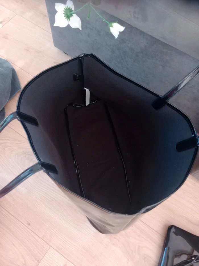 Sac fourre-tout noir brillant avec pochette assortiec83 - photo numéro 13