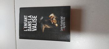 L'enfant dans la valise