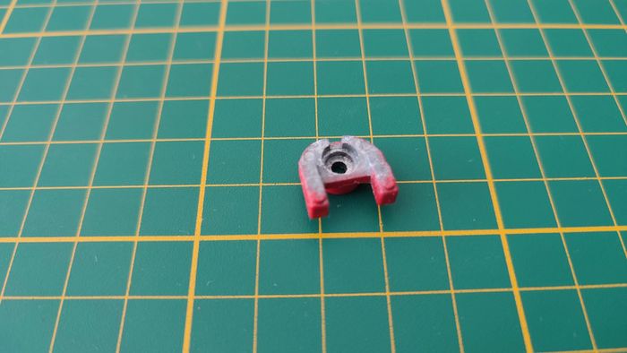 Fixation capot pièce détachée miniature Bugatti EB110 1992 Maisto 1/18 1/18ème #B79 - photo numéro 2