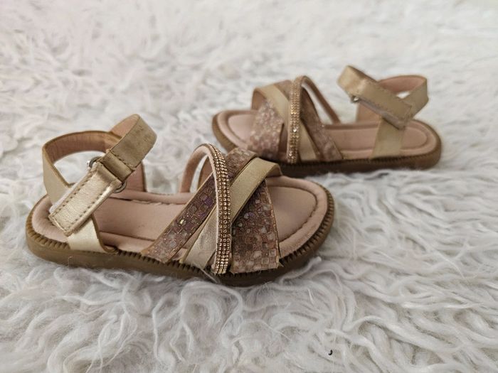 Sandales couleur or avec strass taille 25 - photo numéro 5