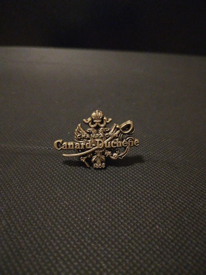 Rare Pin's Canard Duchene Champagne couleur Bronze