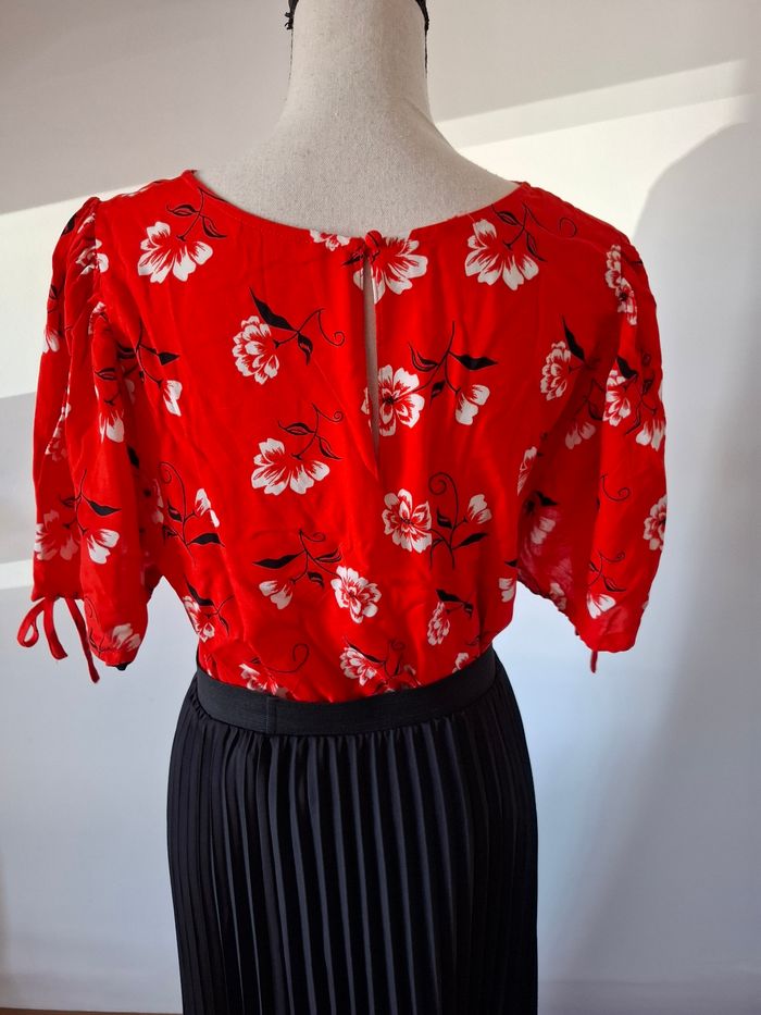 Blouse, haut rouge a fleurs noires et blanches - photo numéro 6