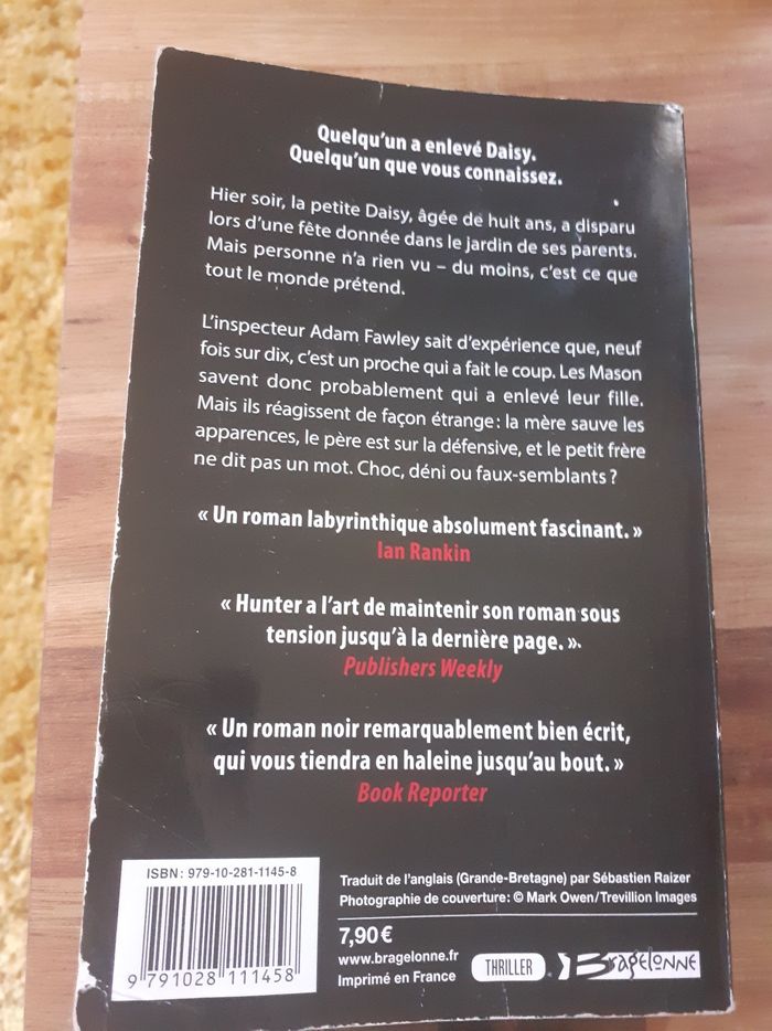 Livre sous nos yeux de Cara Hunter - photo numéro 2
