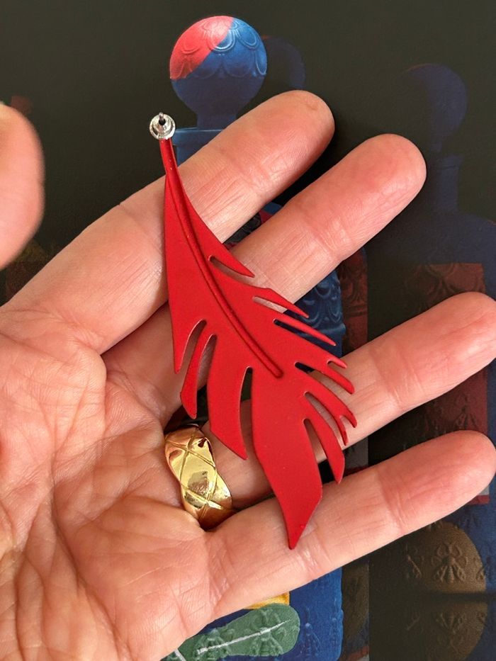Boucles d’oreilles en métal, rigide, couleur rouge, forme pendante - photo numéro 3