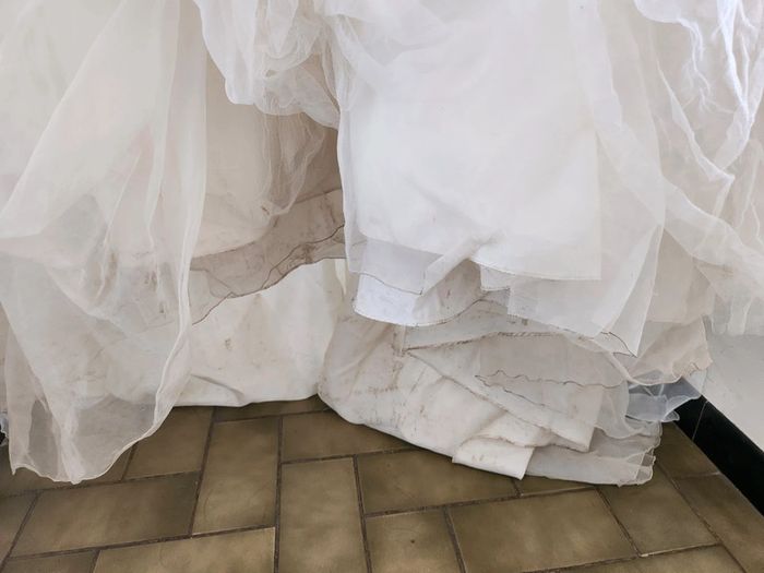 Robe de mariée cosmobella en bon etat taille 48 a 54 blanche avec roses rouges - photo numéro 10
