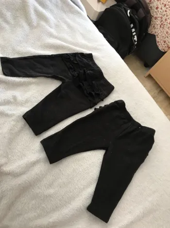 2 legging noir à froufrou sur les fesses 3-6mois