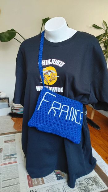 Magnifique sac à main tricot inscription France en excellente état fermeture zip