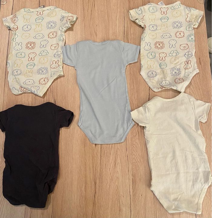 Lot 5 bodies manches courtes 6 mois - photo numéro 3