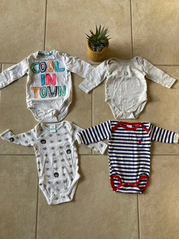 Lot de 4 bodies taille 6 mois