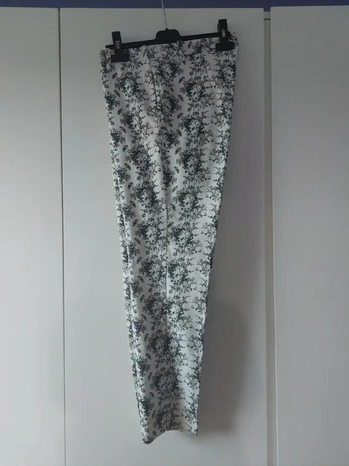 Magnifique pantalon cigarette motifs feuillage noir