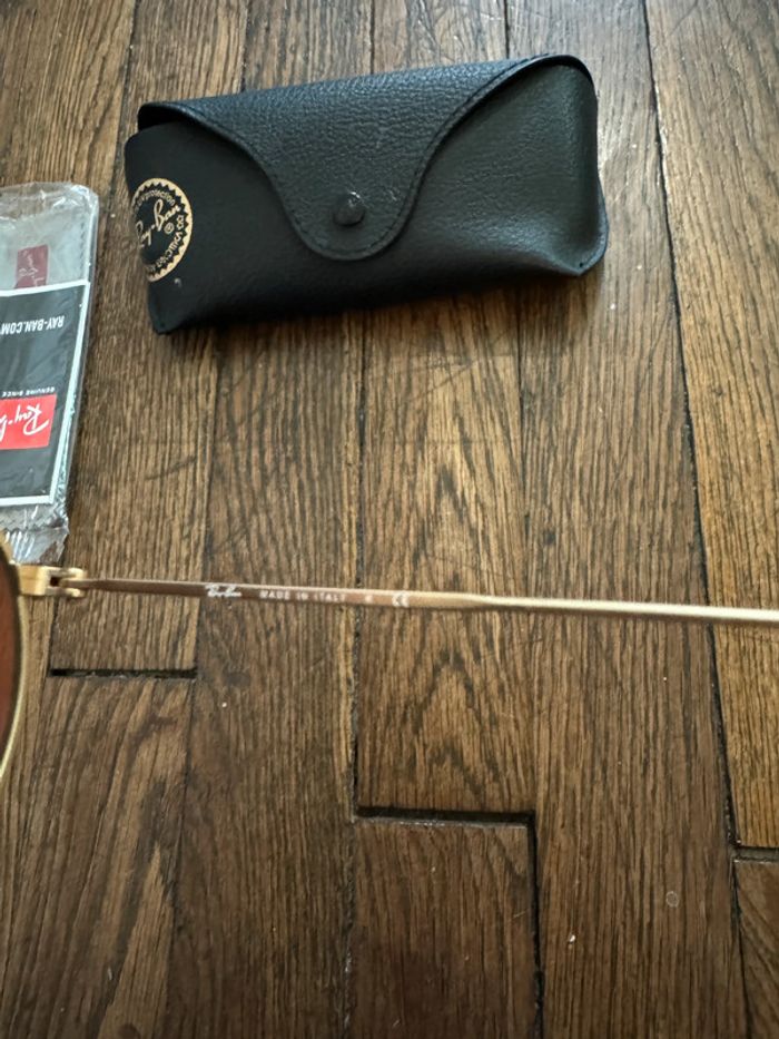 Lunettes Rayban Très peu portées Verres roses et monture doré Valeur 173 euros - photo numéro 5