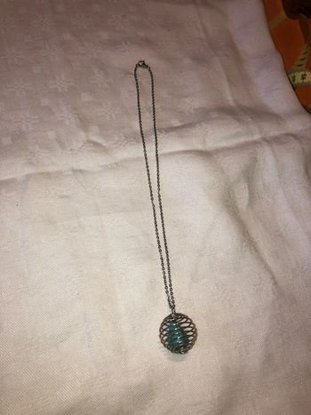 Petit collier très original avec sa pierre turquoise enfermée dans sa cage