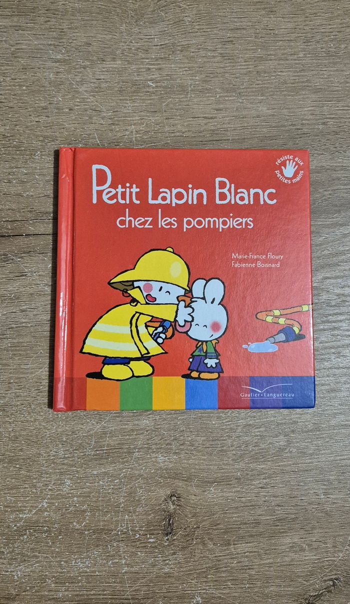 Petit Lapin Blanc chez les pompiers
