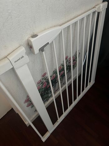 Barrière de sécurité à fixation par pression sans perçage et à fermeture sécurisée 