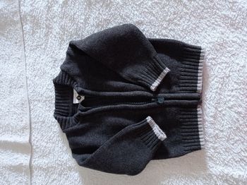 Petit gilet à fermeture grise