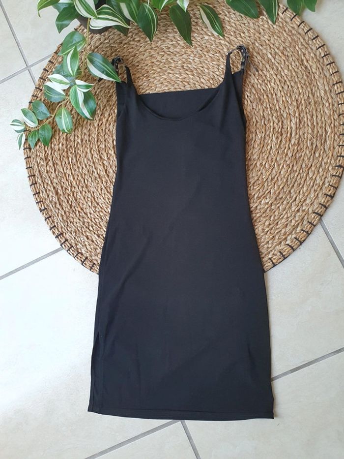 Robe noire avec chaînette - photo numéro 3