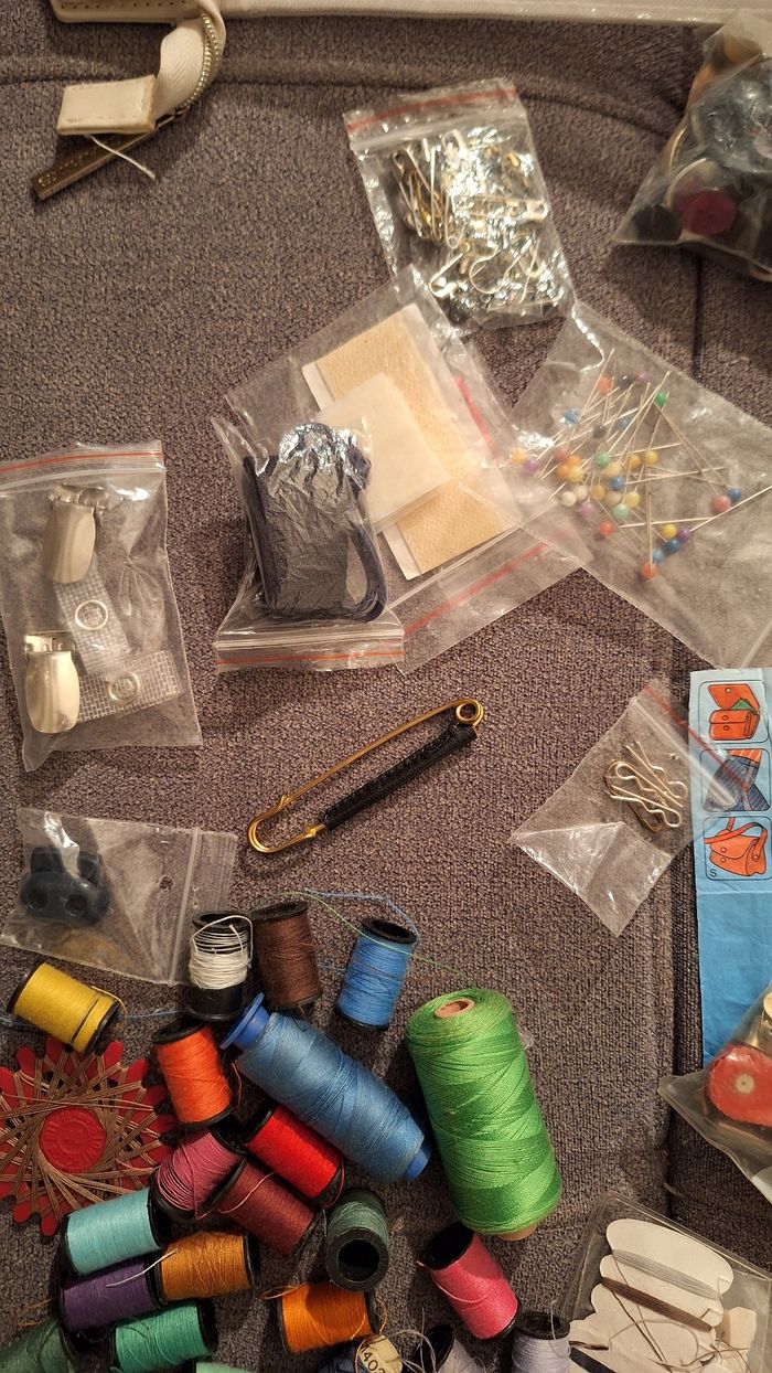 trousse à couture, épingles à nourrice, fils, boutons, boutons à pression, - photo numéro 3
