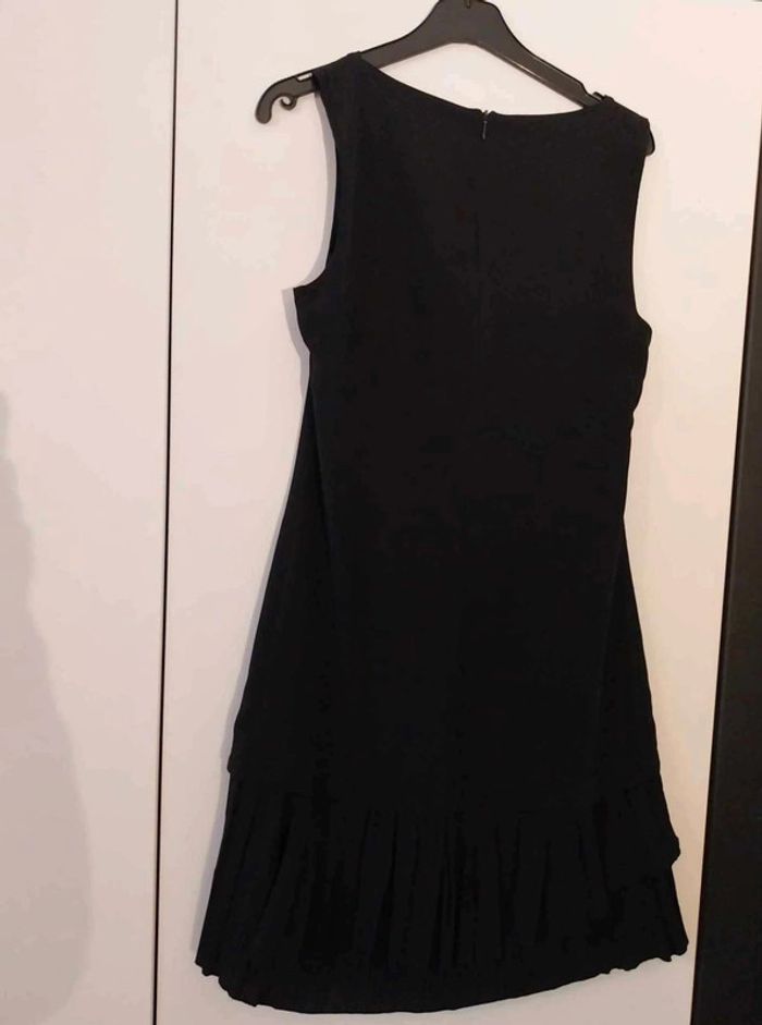 Robe fluide noire avec froufrou sur  le  bas  T 40 - photo numéro 2