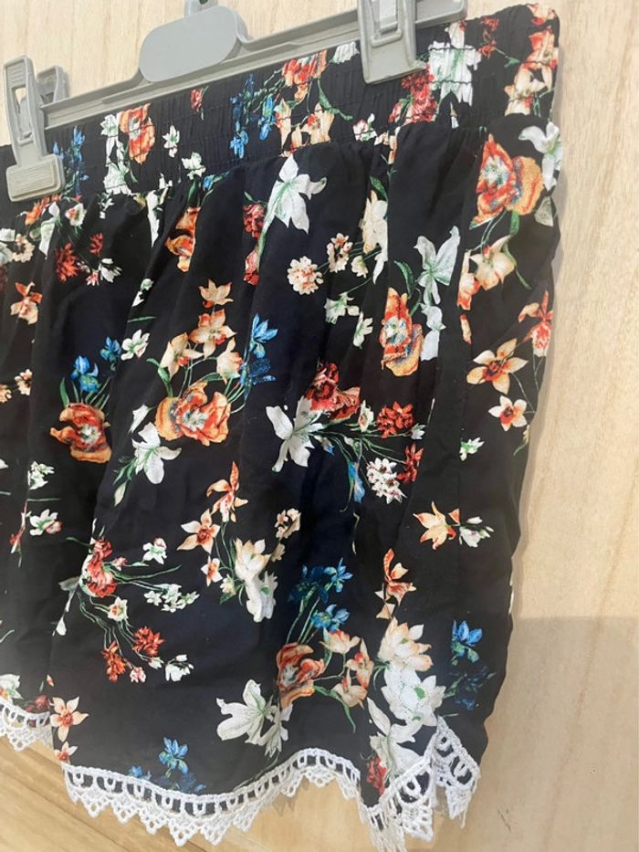 Short fluide fleuri noir avec dentelle – Taille M - photo numéro 8