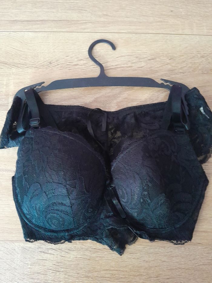 Ensemble dentelle noir soutien gorge 90B et shorty taille M/L