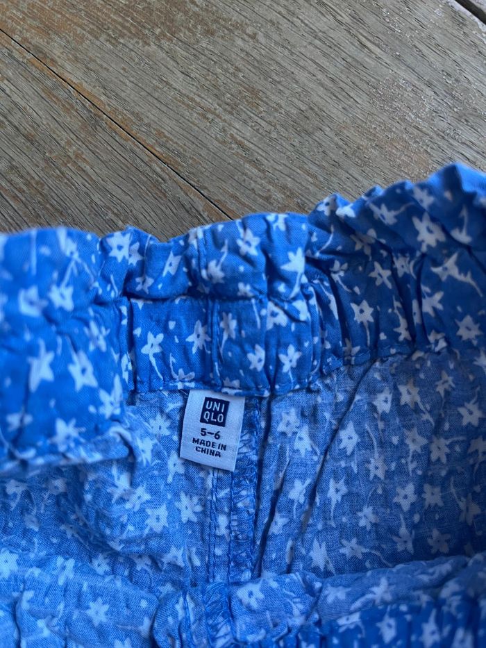 Short bleu fleuri Uniqlo 5-6 ans état neuf - photo numéro 4