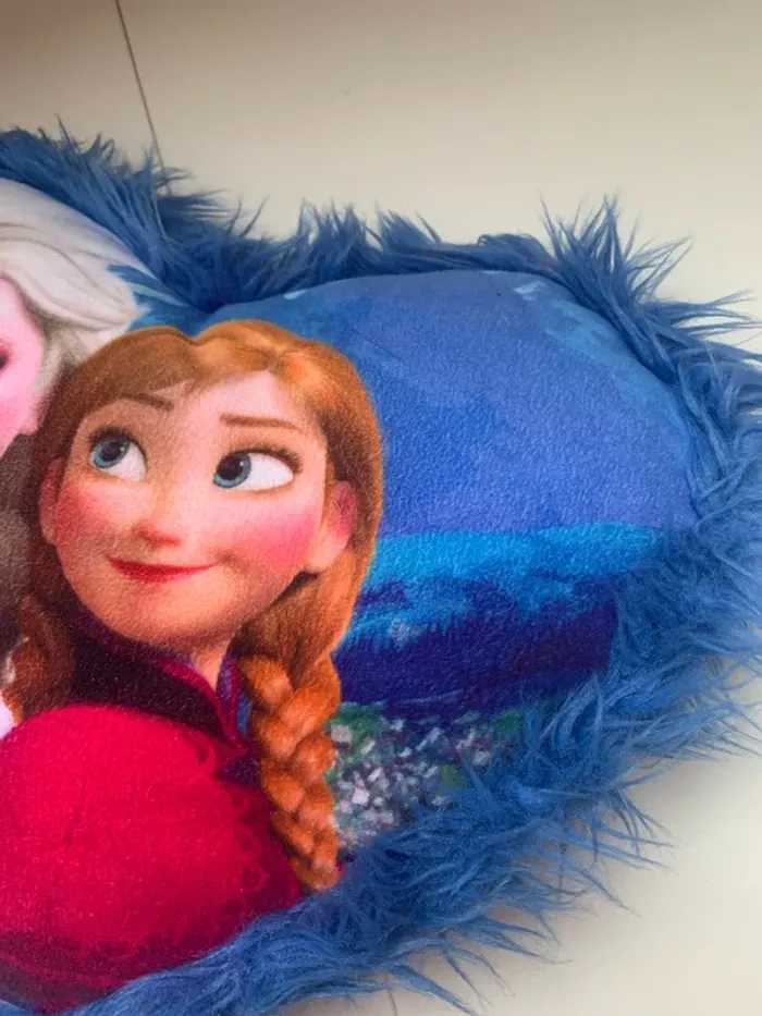 Reine des neiges coussin en forme de cœur - photo numéro 3