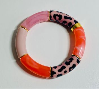 Bracelet en résine à motifs variés 