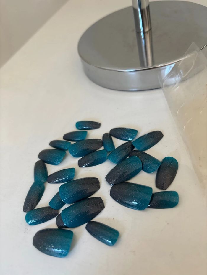 Faux ongles bleu à coller