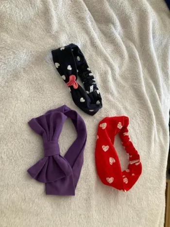 Lot de trois bandeaux 9. 12 mois.