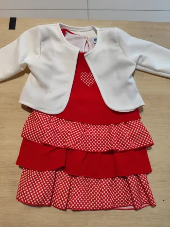 Robe rouge avec son gilet