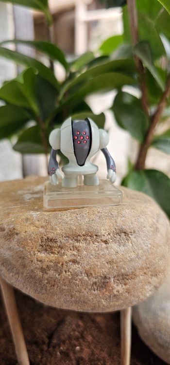 Petite Figurine Pokemon Nintendo avec socle Registeel 