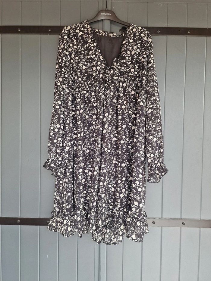 Robe mi longue noir volant a imprimé fleurs blanches