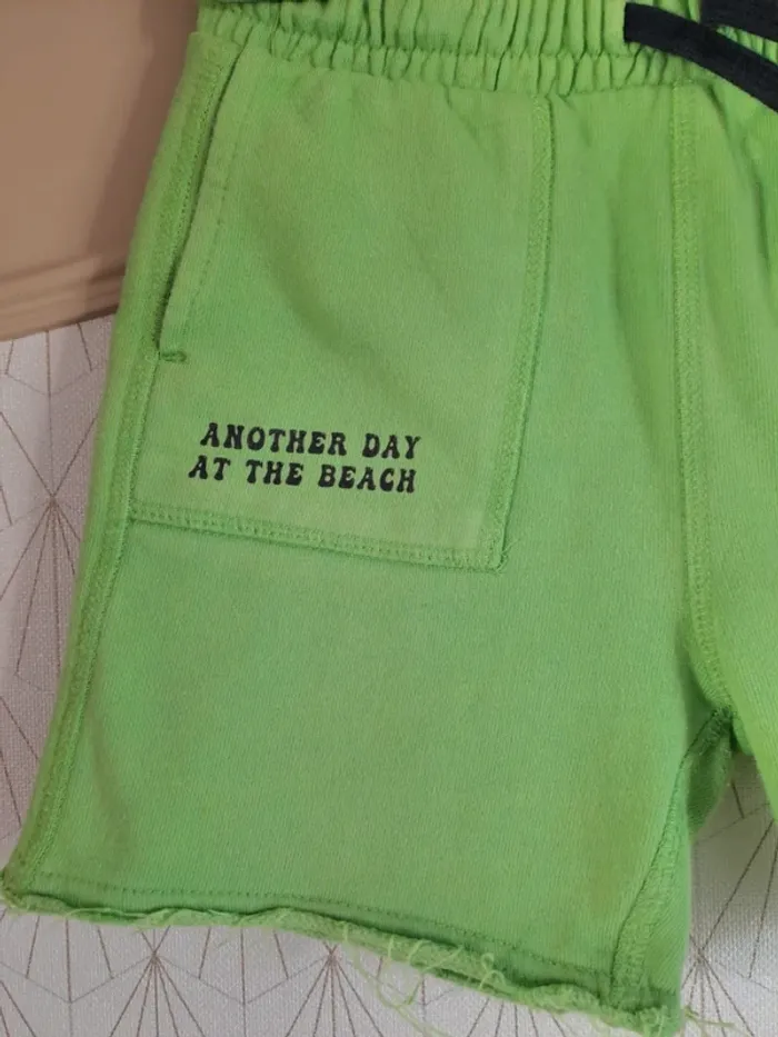Short vert kiabi 5 ans tbe 1 micro tache qu'on ne voit pas - photo numéro 3