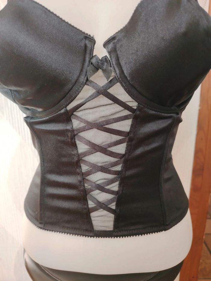 Corset sexy satiné et dentelle - photo numéro 4