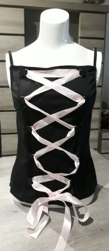 Débardeur  avec ruban rose (rappel corset)