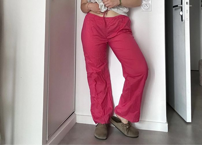 Pantalon fluide rose – Taille M – Jambes larges – À cordons