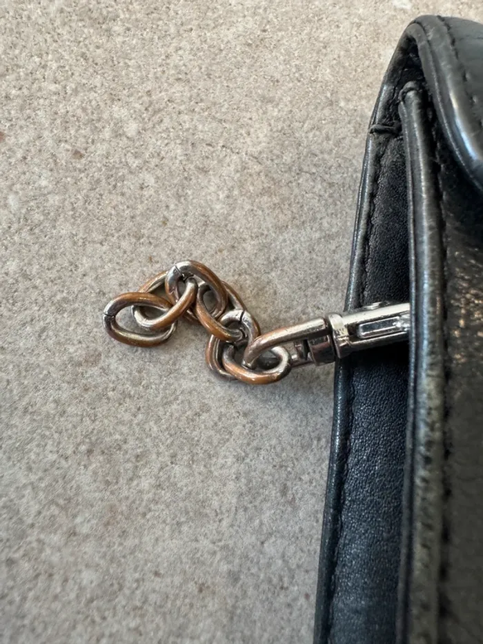 Pochette noire Vagabond, en cuir  bon état mais il ya des petites marques d'usures, 26*15cm - photo numéro 2