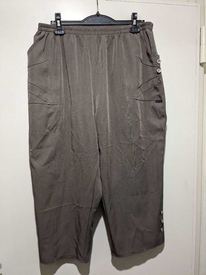 Pantacourt classique Celia couleur taupe. Taille 50/52