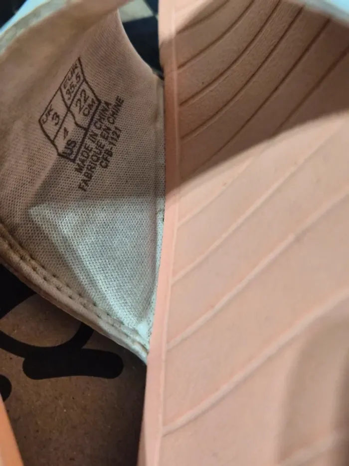 Claquettes PUMA rose corail/blanc T35.5 d'occasion - Sandales sport TBE - photo numéro 5