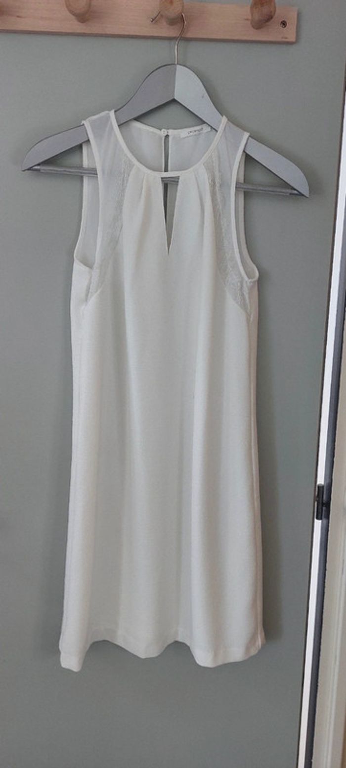 Tres belle robe blanche bras nu